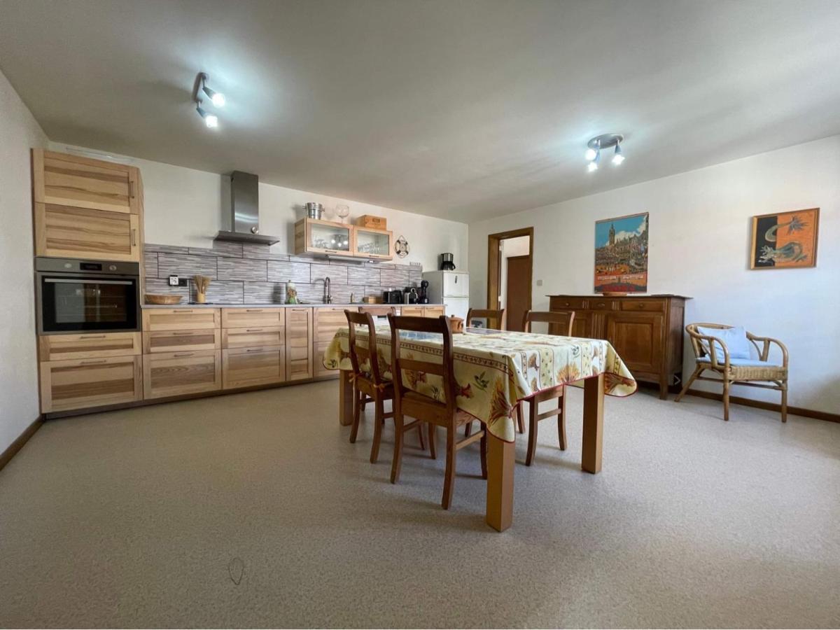 Spacieux Appartement Mons Bagian luar foto